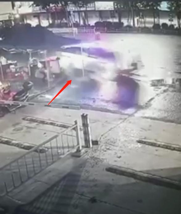 醉汉盗用警车狂奔后撞三轮车?广西警方:趁民警救火开走,已抓到 醉汉盗用警车狂奔后撞三轮车?广西警方:趁民警救火开走,已抓到