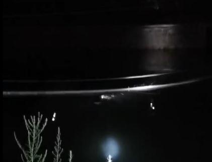 生死营救！女子深夜跳河，紧急时刻他们纵身一跃