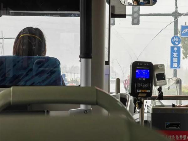 查验核酸从24小时变48小时？记者实探郑州公交、地铁、出租车、网约车