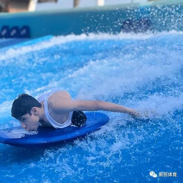 世界杯开幕式上的“半身小伙”是谁?你根本想不到他有多牛! 世界杯开幕式上的“半身小伙”是谁?你根本想不到他有多牛!