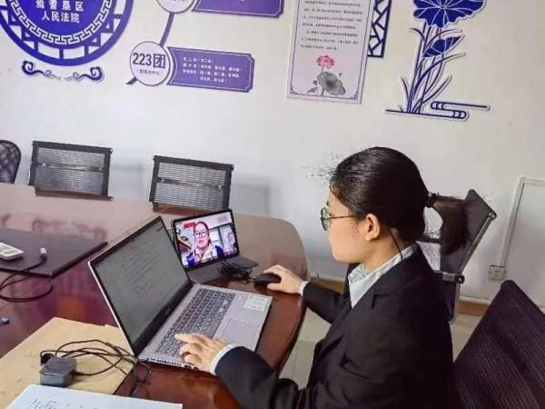 昔日好哥们儿欠钱不还直接闹掰，法官线上调解，导演一场“兄弟情深”