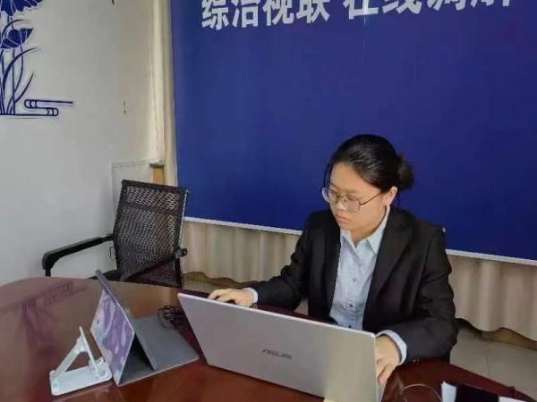 昔日好哥们儿欠钱不还直接闹掰，法官线上调解，导演一场“兄弟情深”