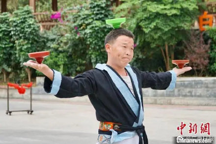 广西白裤瑶玩转陀螺展民族特色 广西白裤瑶玩转陀螺展民族特色