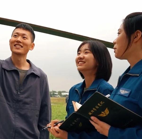 你好，女飞行员！