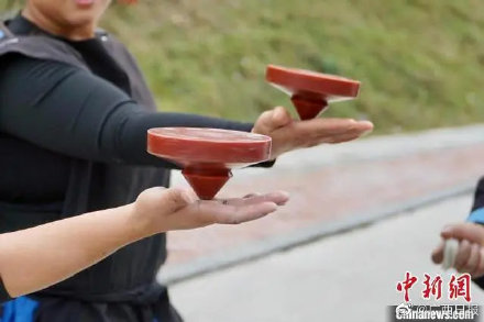 广西白裤瑶玩转陀螺展民族特色 广西白裤瑶玩转陀螺展民族特色