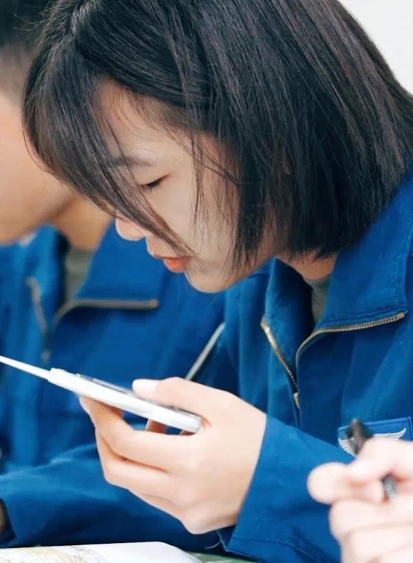 你好，女飞行员！