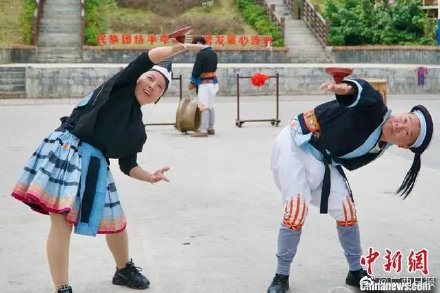 广西白裤瑶玩转陀螺展民族特色 广西白裤瑶玩转陀螺展民族特色