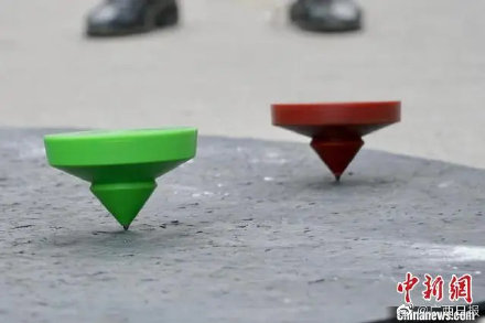 广西白裤瑶玩转陀螺展民族特色 广西白裤瑶玩转陀螺展民族特色