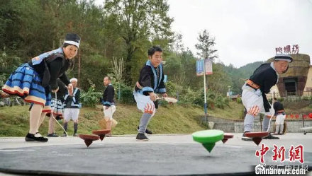 广西白裤瑶玩转陀螺展民族特色 广西白裤瑶玩转陀螺展民族特色