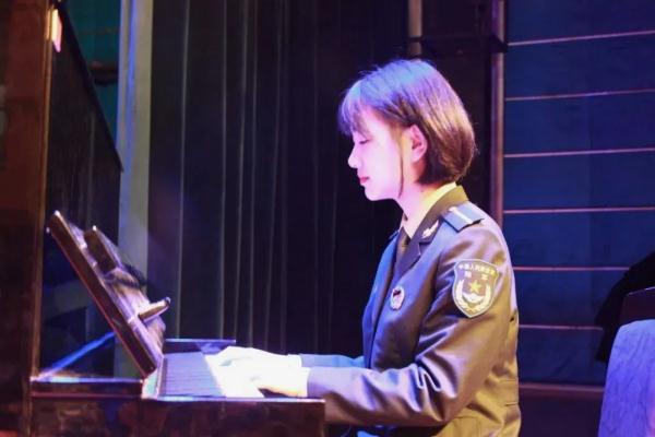 你好，女飞行员！