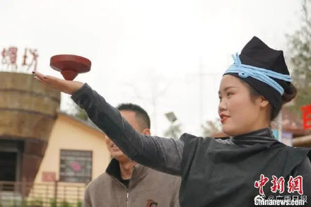 广西白裤瑶玩转陀螺展民族特色 广西白裤瑶玩转陀螺展民族特色