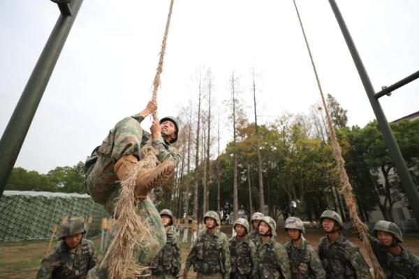 硬骨头"坚持在当标杆中主动申请当第一车车长冒小驰第一个站出来找到"