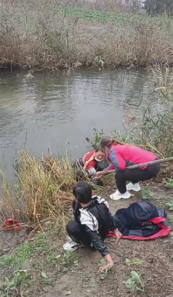 丈夫跳入冷水中救起两个儿童！妻子一句话让无数网友点赞！
