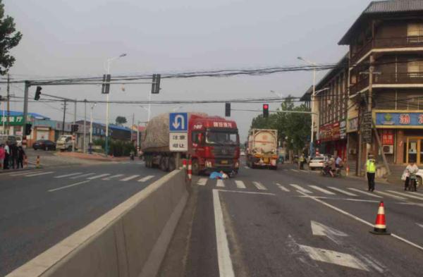 大货车闯红灯,抢=祸! 大货车闯红灯,抢=祸!