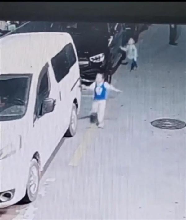 3岁男孩划伤邻居两辆豪车！父亲的举动让所有人意外~