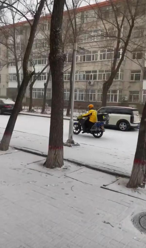 下雪啦！哈尔滨交警发布冰雪路面出行提示