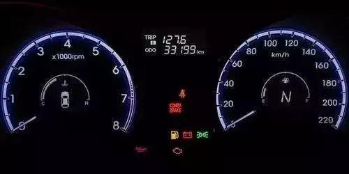 “油灯没闪我就没加油！” 小伙抛锚在高速，交警及时赶到解“油”愁