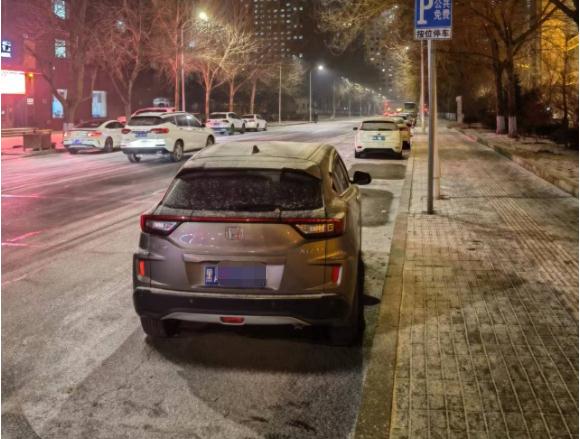下雪啦！哈尔滨交警发布冰雪路面出行提示