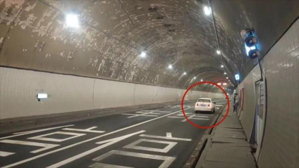 “油灯没闪我就没加油！” 小伙抛锚在高速，交警及时赶到解“油”愁