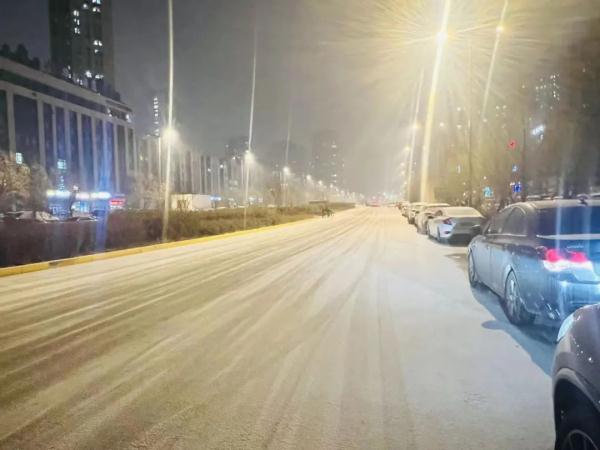 下雪啦！哈尔滨交警发布冰雪路面出行提示