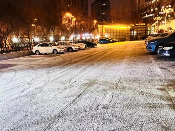 下雪啦！哈尔滨交警发布冰雪路面出行提示
