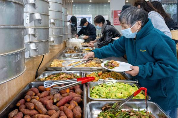 成都：“家门口”服务让“一老一小”生活更舒心