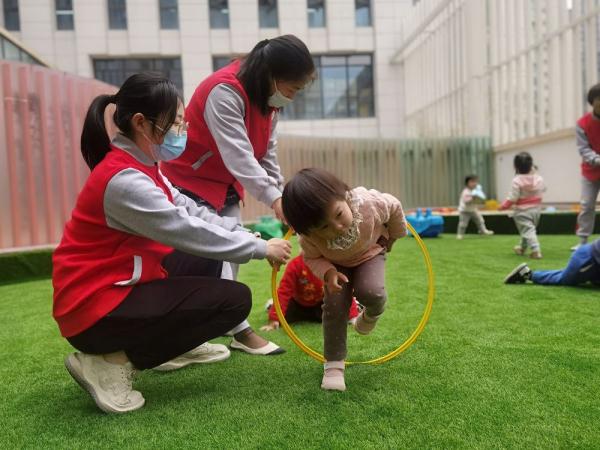 成都：“家门口”服务让“一老一小”生活更舒心