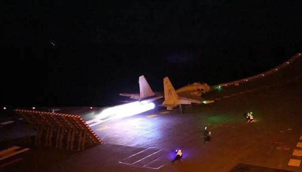 别错过!歼-15航母起降震撼时刻 别错过!歼-15航母起降震撼时刻