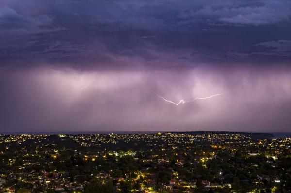 悉尼遭遇雷电天气