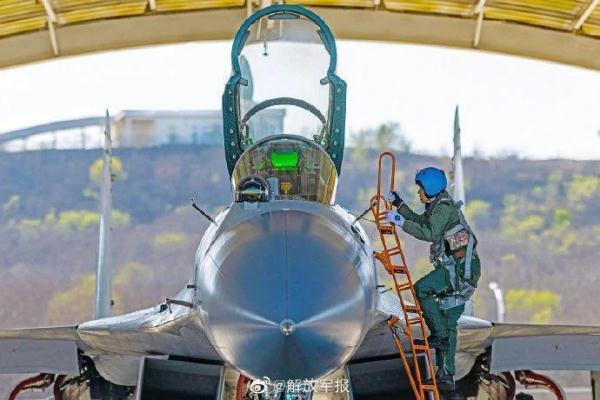 别错过!歼-15航母起降震撼时刻 别错过!歼-15航母起降震撼时刻