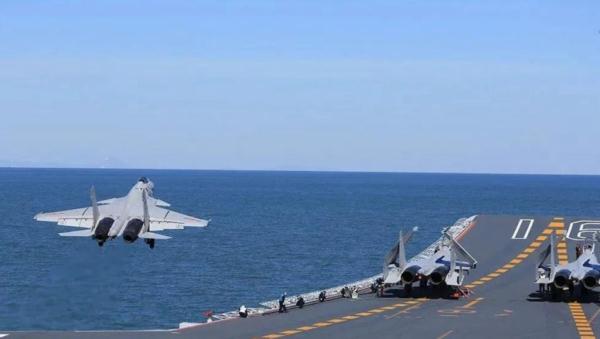 别错过!歼-15航母起降震撼时刻 别错过!歼-15航母起降震撼时刻