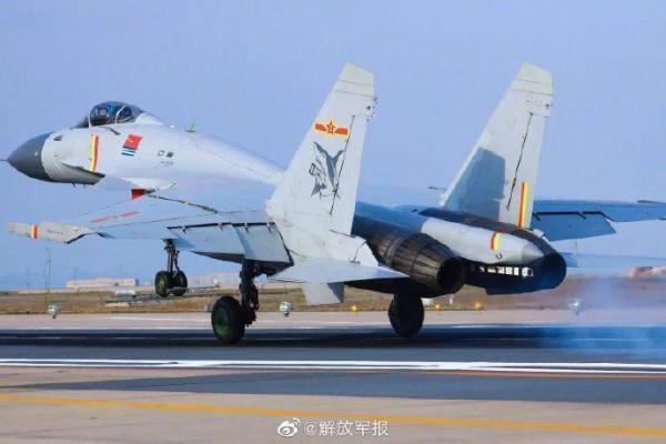 别错过!歼-15航母起降震撼时刻 别错过!歼-15航母起降震撼时刻