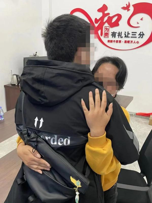 母子重逢啦!派出所的这一幕好感人 母子重逢啦!派出所的这一幕好感人