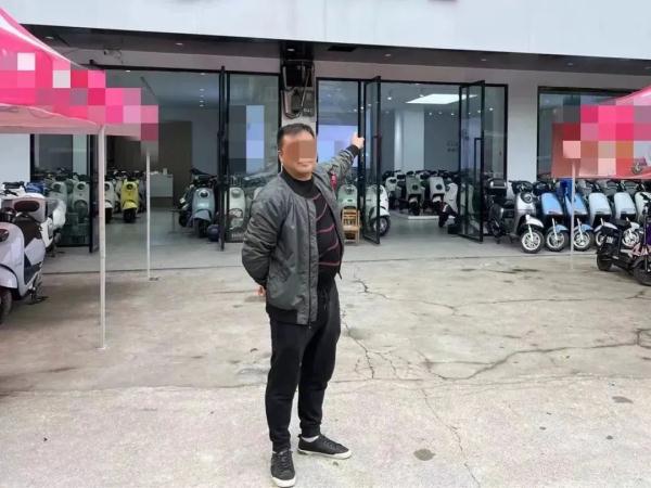 离谱!柳州4家电动车专卖店竟在偷偷干这事!警方查获2万余张 离谱!柳州4家电动车专卖店竟在偷偷干这事!警方查获2万余张