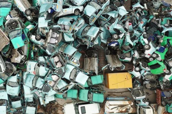 非法报废车辆电池乱象：有害物随意扔 贵金属卖海外
