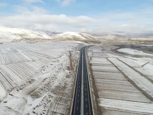 严寒、缺氧下奋战雪域高原！这条高速公路提前13个月通车