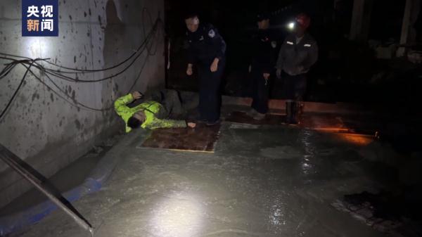 惊险!男子不慎坠桥,陷入未凝固的混凝土中…… 惊险!男子不慎坠桥,陷入未凝固的混凝土中……