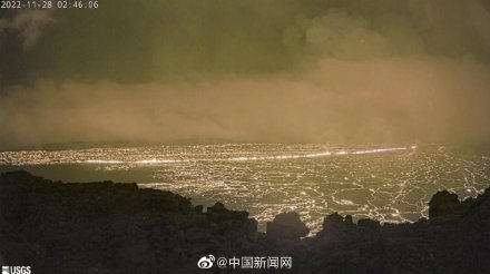 美国夏威夷冒纳罗亚火山开始喷发
