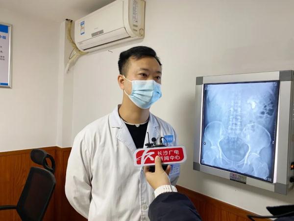 男子患结石三十年不痛不处理,结石野蛮生长如生姜 男子患结石三十年不痛不处理,结石野蛮生长如生姜