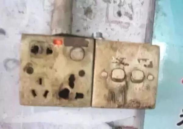 女孩用筷子插电座9根手指被切！这些儿童防触电知识请谨记！