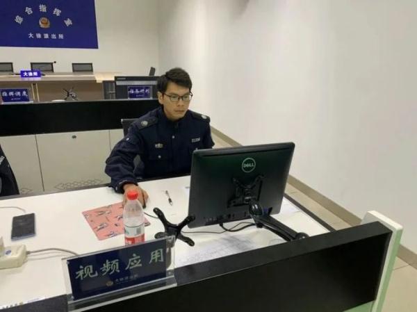 雨夜追“凶”！小车追尾后逃逸，路过的他出手了……