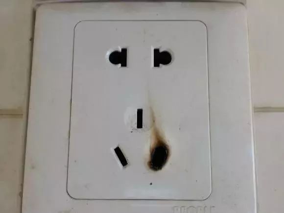 女孩用筷子插电座9根手指被切！这些儿童防触电知识请谨记！