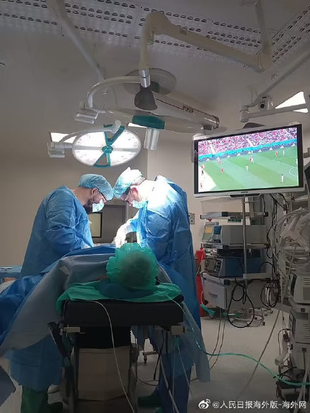 波兰球迷手术中看世界杯 医院晒照片自夸：服务到位