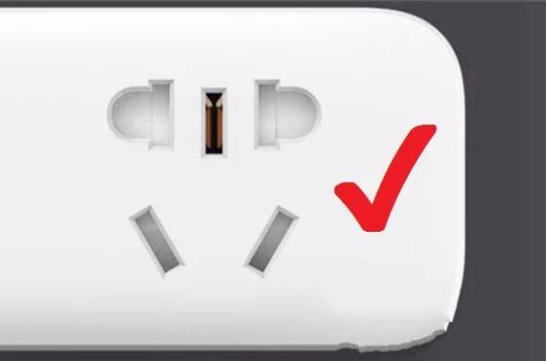 女孩用筷子插电座9根手指被切！这些儿童防触电知识请谨记！