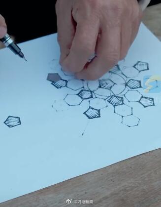 牛！大爷不用钉子胶水做出榫卯足球