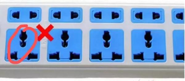 女孩用筷子插电座9根手指被切！这些儿童防触电知识请谨记！