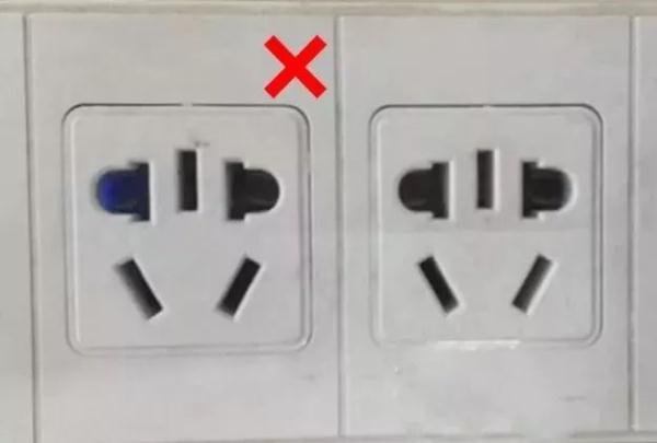 女孩用筷子插电座9根手指被切！这些儿童防触电知识请谨记！