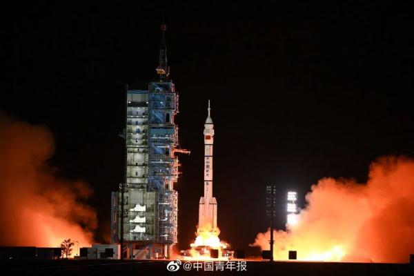 圆满成功！这个穿月视角，绝了