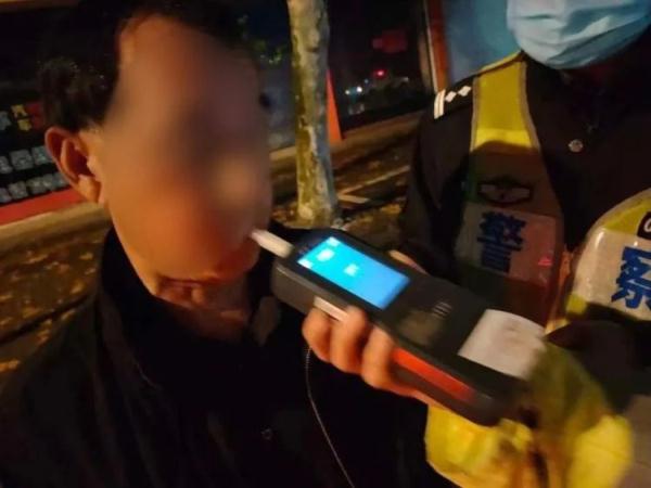 雨夜追“凶”！小车追尾后逃逸，路过的他出手了……