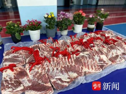 徐州一中学给学生发4斤猪肉